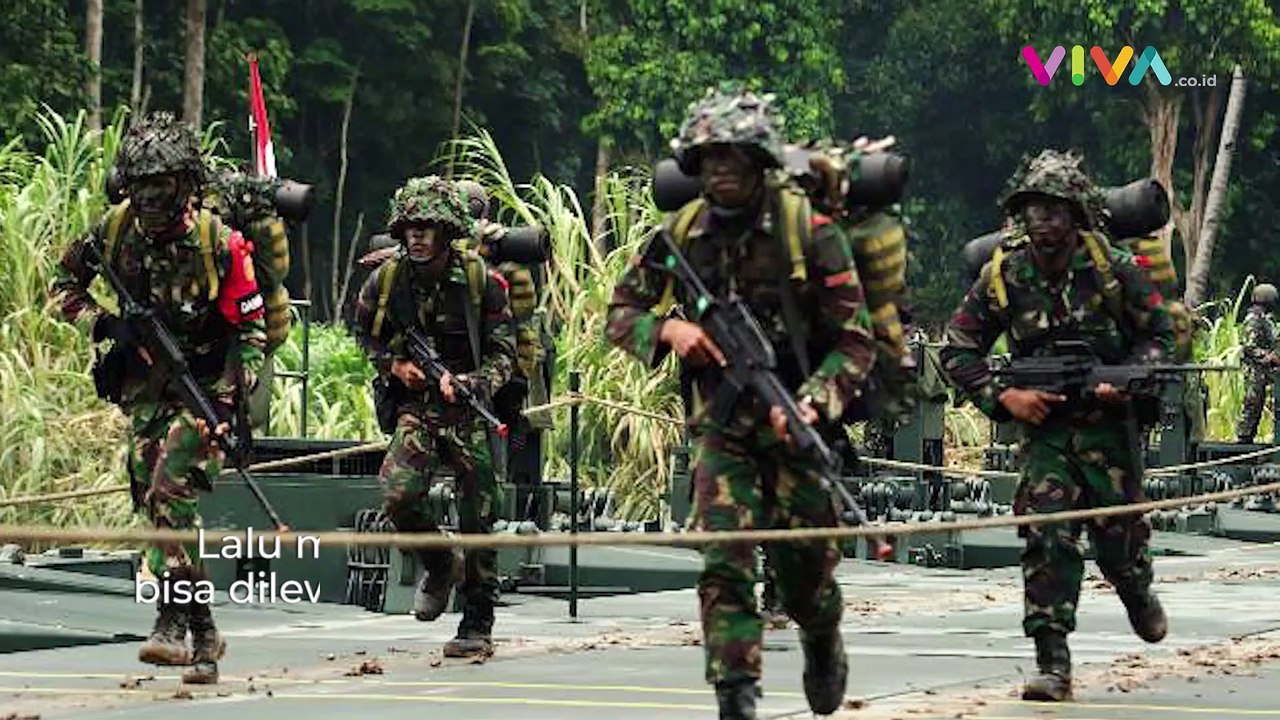 Detik-Detik Alutsista Meluncur di Jembatan Darurat TNI