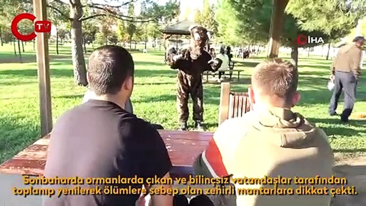 Ayı kostümüyle parka girdi, vatandaşlara zehirli mantar uyarısı yaptı