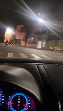 Picape Strada pega fogo na praça Santos Dumont, centro de Umuarama