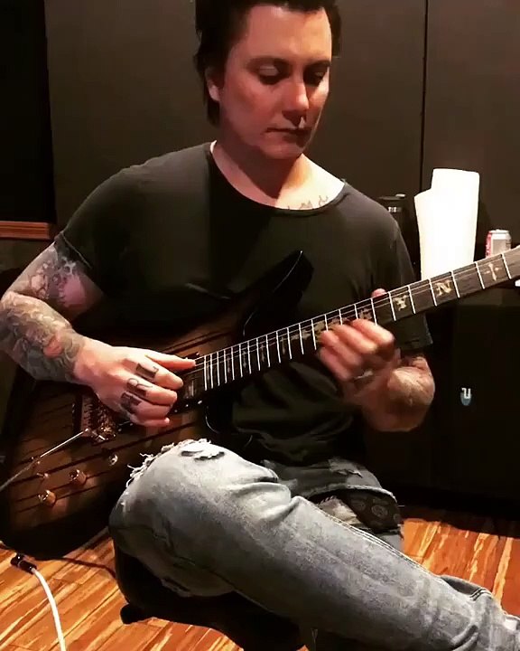 Synyster Gates_ plays the intro of Buried Alive