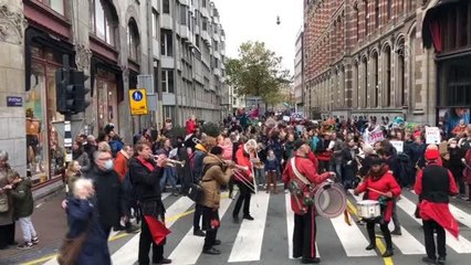 AMSTERDAM - Hollanda'da on binlerce kişi iklim için yürüdü