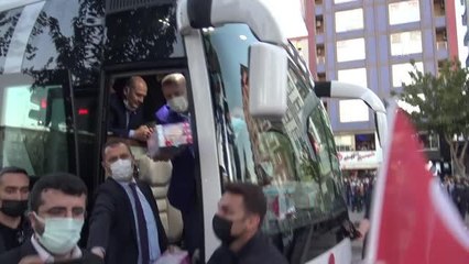 Cumhurbaşkanı Erdoğan vatandaşlarla selamlaştı