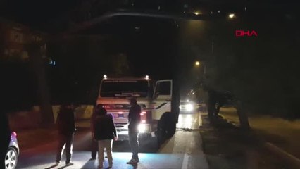 Damperi açık kamyon PTS direğine çarptı