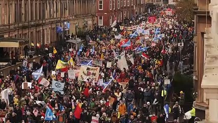 Tải video: Thousands of climate activists march through Glasgow