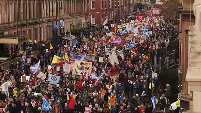 Thousands of climate activists march through Glasgow