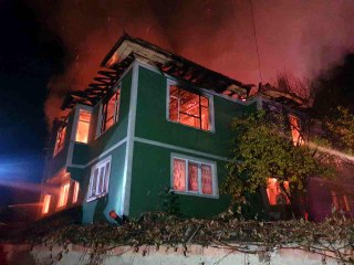Kastamonu'da üç katlı ahşap ev alevlere teslim oldu