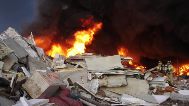 충북 진천 고물상 화재...소방서 추산 재산 피해 2,500만 원 / YTN