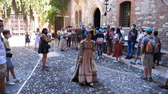 Aşk acısı çekenler Juliet’ten çare bekliyor | Verona’daki Juliet Kulübü