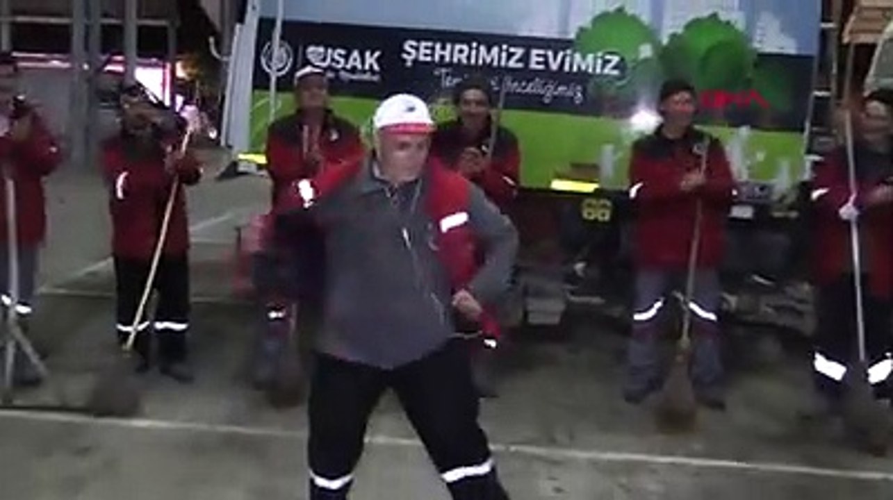 Temizlik işçisi ''Maykıl Fikret'' görenleri şaşırtıyor