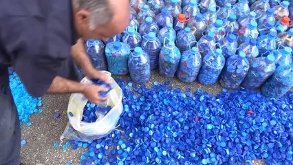 Şehri sokak sokak gezip, engelliler için 3 yılda 1 ton kapak topladı