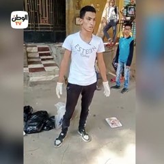 فني إلكترونيات يجوب شوارع الجيزة بحثا عن الكلاب المشردة لإطعامها