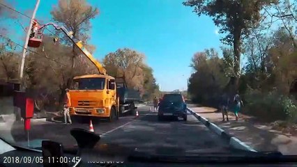 Скачать видео: Un conducteur se prend un poteau sur le pare-brise alors qu'il roule tranquillement