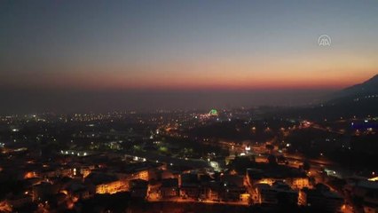 Ağılı şehir içinde kalan çoban, 40 yıldır sürüsünün güzergahını değiştirmedi