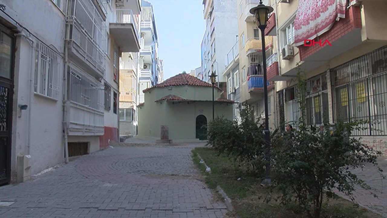 Sokağı ikiye bölen türbe görenleri şaşırtıyor