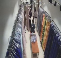 ŞİŞLİ'DE MAĞAZA KABİNİNDE TURİSTİN ÇANTASINI ÇALAN 2 ŞÜPHELİ YAKALANDI