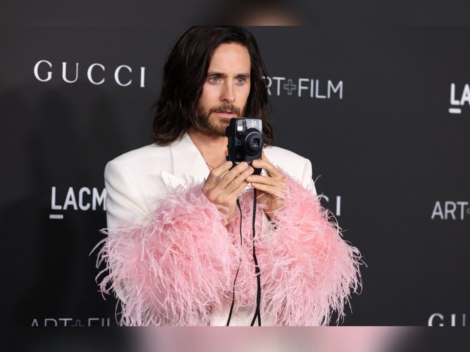 Pinker Jared Leto schießt scharf auf dem roten Teppich