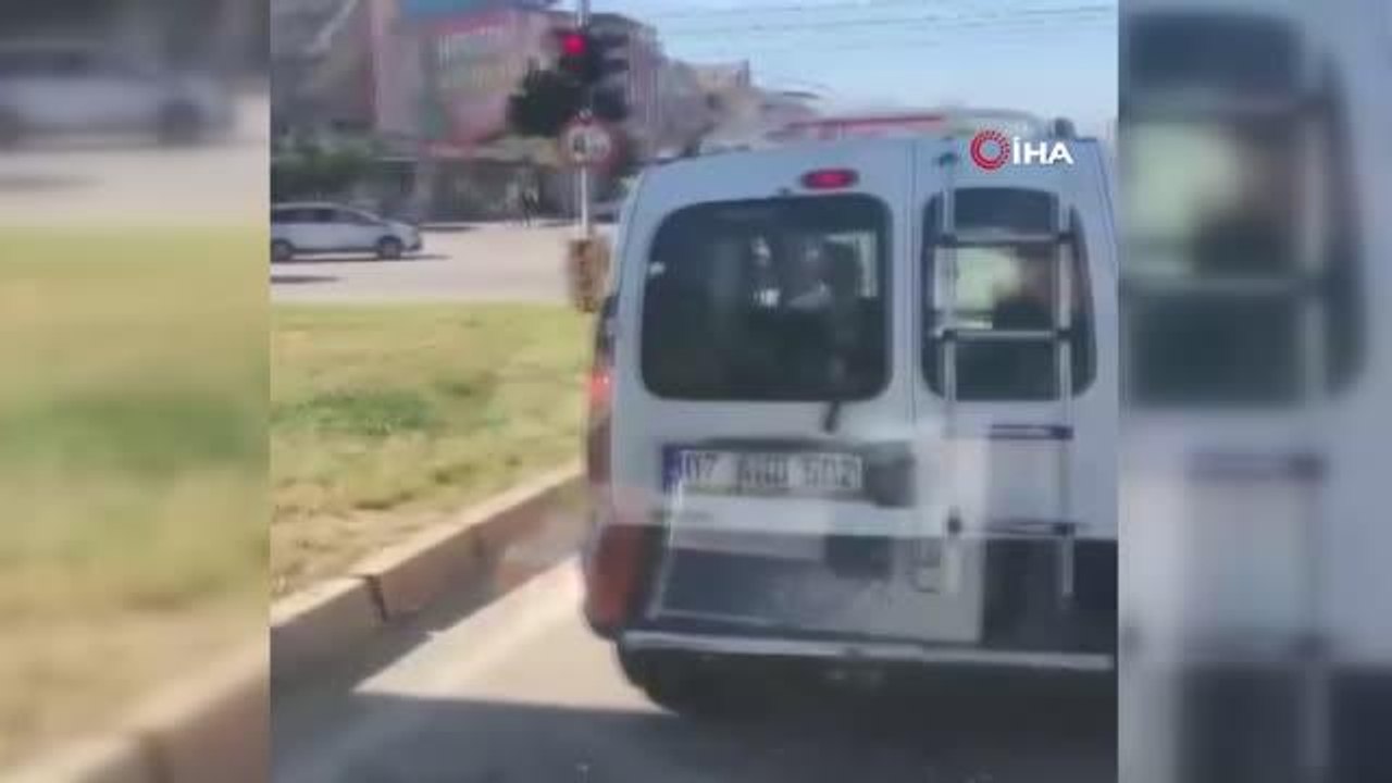 Trafikte yere muz kabuğu attı, arkasındaki sürücü kabuğu alıp aracın içine geri attı