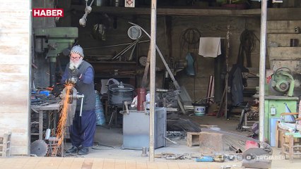 52 yıldır sobacılık yaparak yatalak eşi ve 107 yaşındaki annesine bakıyor