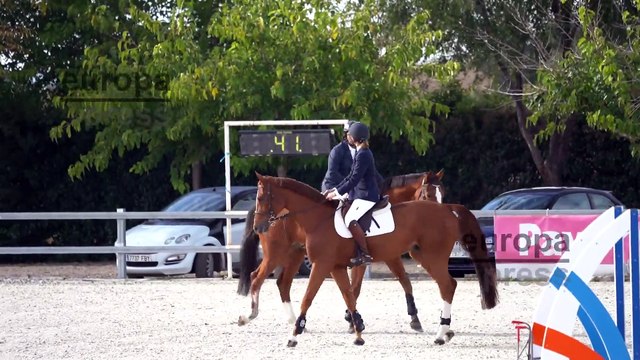 Infanta Elena demuestra sus habilidades de salto en una competencia hípica