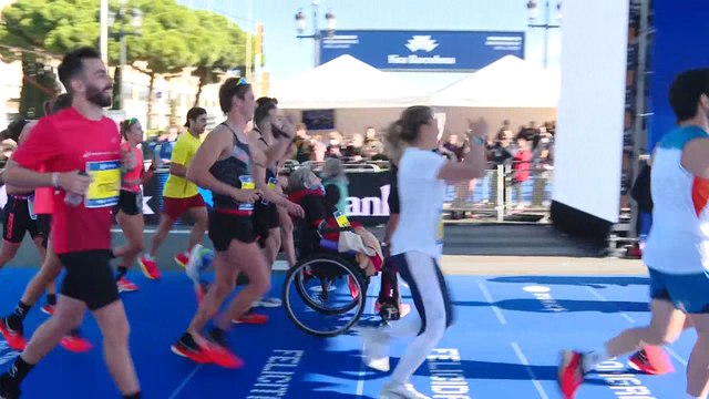 Un atleta bate el récord Guinness en maratón empujando la silla ruedas de su madre con esclerosis múltiple