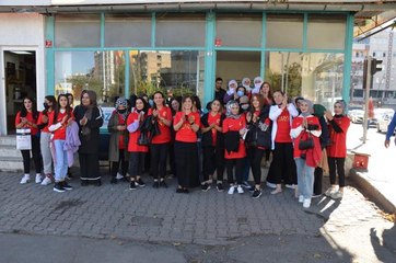 Formalarını giyen kadınlar, Batman Petrolspor'a destek için maça gitti