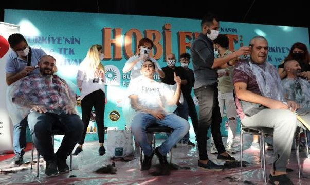 Son dakika haberleri | LÖSEMİLİ ÇOCUKLARA DESTEK VE FARKINDALIK İÇİN SAÇLARINI KAZITTILAR