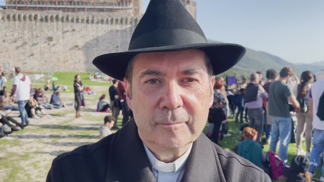 Assisi, anche un prete tra i manifestanti al corteo no green pass