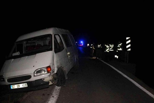 Kilis'te ambulans ile minibüs kaza yaptı