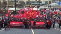 Flores para Lenin y desfile comunista en Moscú en el aniversario de la revolución de octubre de 1917