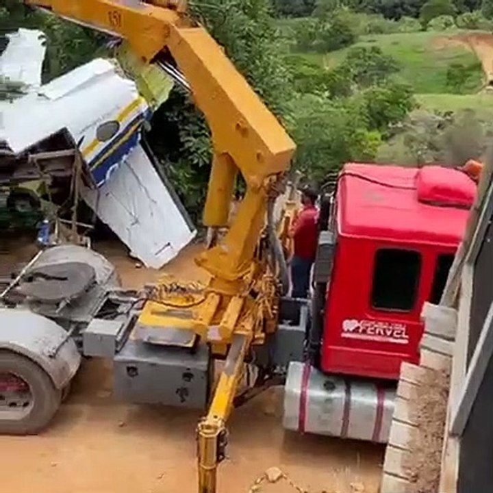 Destroços do avião de Marília Mendonça são recolhidos