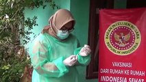 Petugas Lakukan Vaksinasi Secara Door  To Door