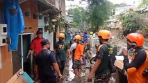 Warga Mulai Bersihkan Rumah Pasca Banjir Bandang Batu