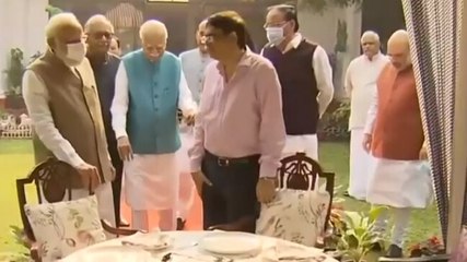 Video herunterladen: PM Modi reaches LK Advani's residence on his 94th birthday