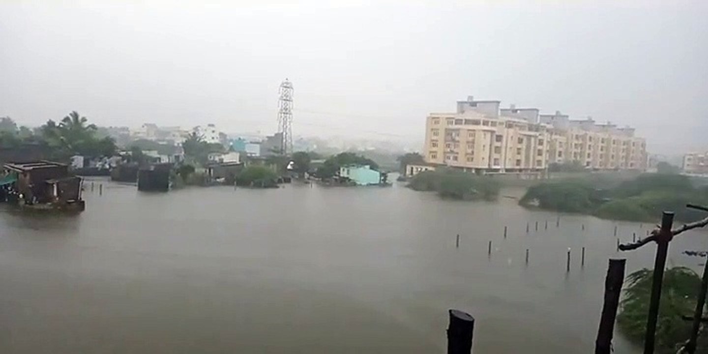 வெள்ளக் காடாக காட்சியளிக்கும் பள்ளிக்கரணை!