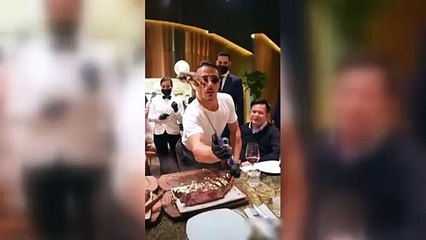 Bakan'a altın biftek yedirdi ülkede krize yol açtı