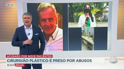 Um cirurgião plástico foi preso acusado de abusar de pelo menos nove pacientes.