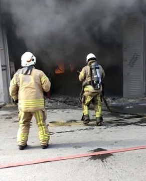 Zeytinburnu'nda bir iş yeri alevlere teslim oldu: Bacadan çıkan alevler tiner varillerine sıçradı