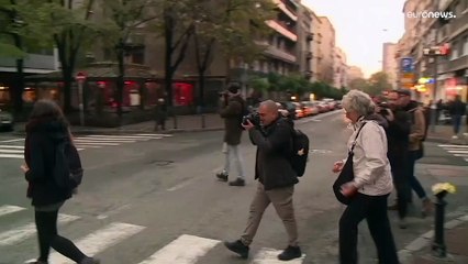 شاهد: اشتباكات بين الشرطة الصربية وحشود بسبب جدارية "لسفاح البوسنة"