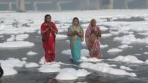 Una capa de espuma tóxica cubre el río Yamuna a su paso por Delhi