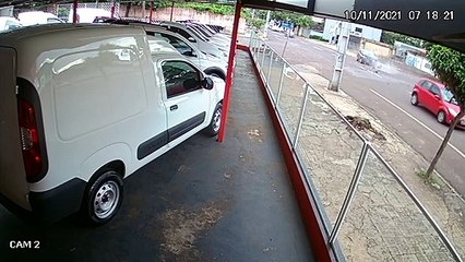 Vídeo mostra colisão entre carros na Avenida Tancredo Neves