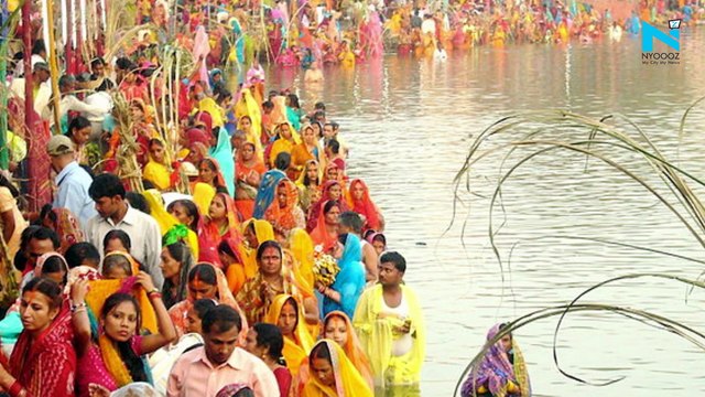 Toxic, White foam in Yamuna as devotees take a dip on Chhath Puja
