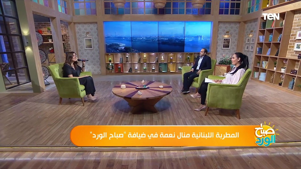 المطربة اللبنانية منال نعمة تغني "شو أخبارك قلي"