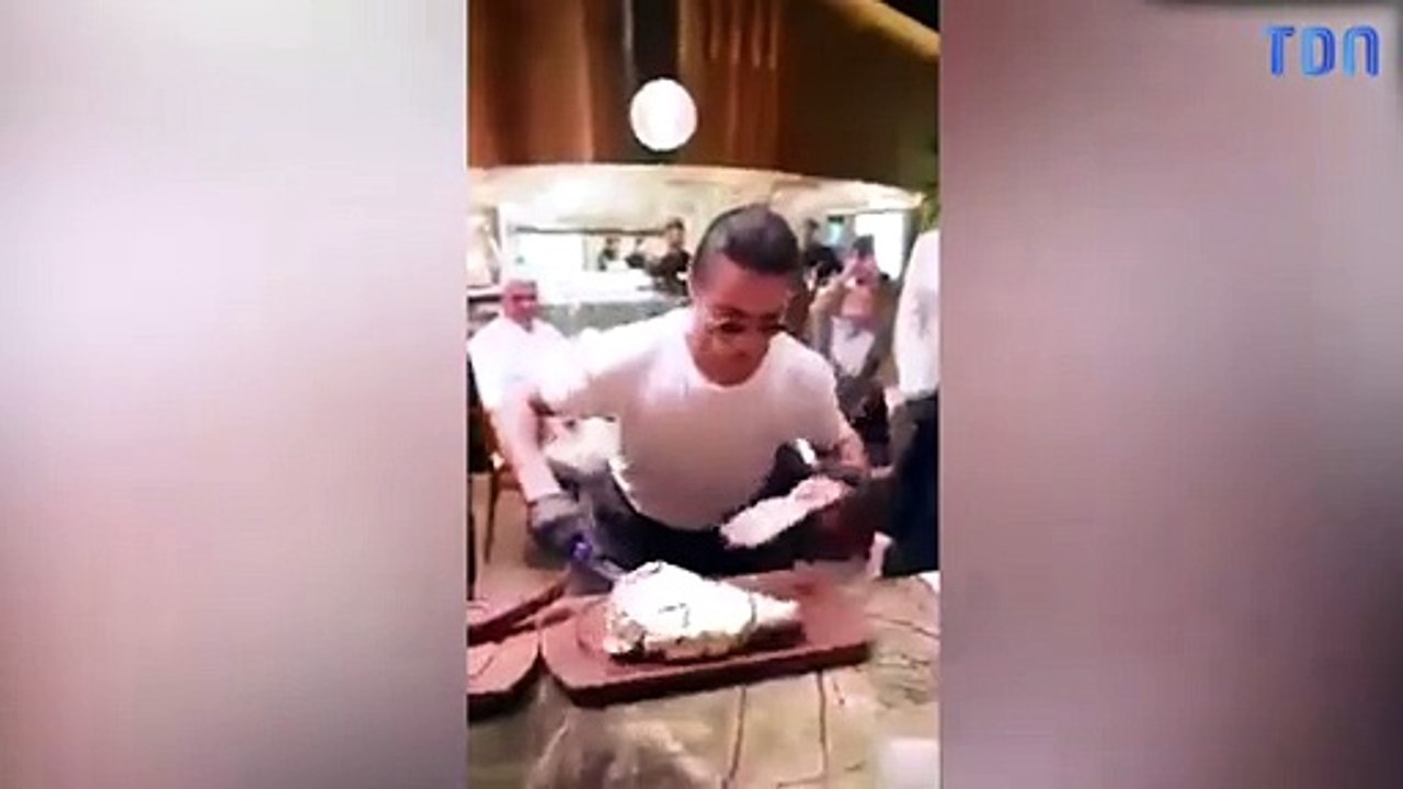 Scandale : Un ministre filmé en train de déguster un steak recouvert de feuilles d’or 24 carats facturé 1.000 dollars chez le célèbre chef turc "Salt Bae"