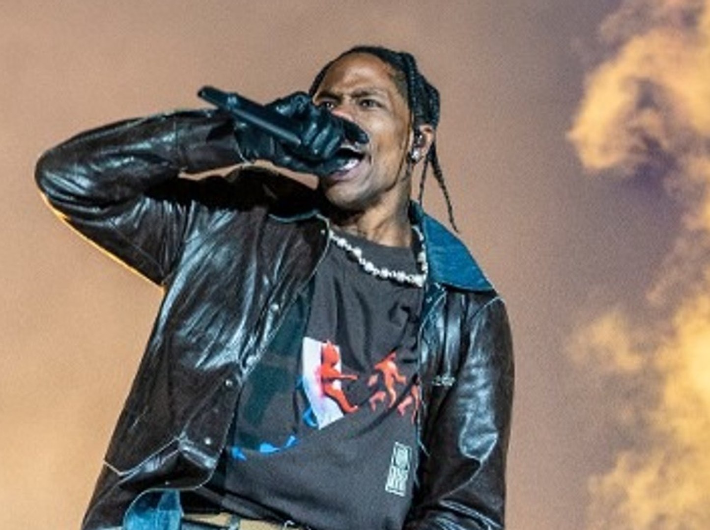 ⁣Nach Astroworld-Tragödie: Fan verklagt Rapper Travis Scott und Drake