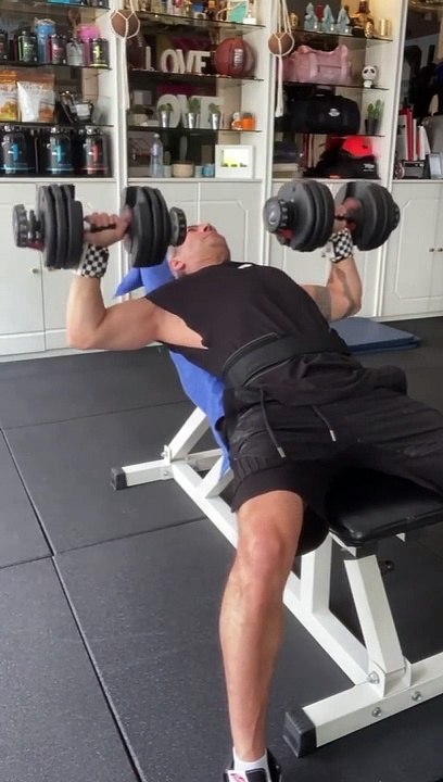 —Gear from @bodyengineers —Happy Wednesday ! —Salut la famille, j’espère que vous allez bien ? Voici mon entraînement Pectoraux de ce mercredi après-midi.—SAVE This Chest Exercises1. Incline Dumbbell Press - 4✖️15reps.2. Incline Dumbbell