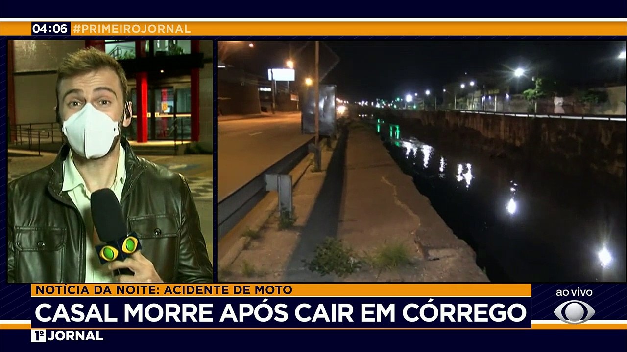Um casal em uma moto morreu após cair em um córrego na região metropolitana de São Paulo. O acidente aconteceu depois que o motociclista perdeu o controle da direção.
