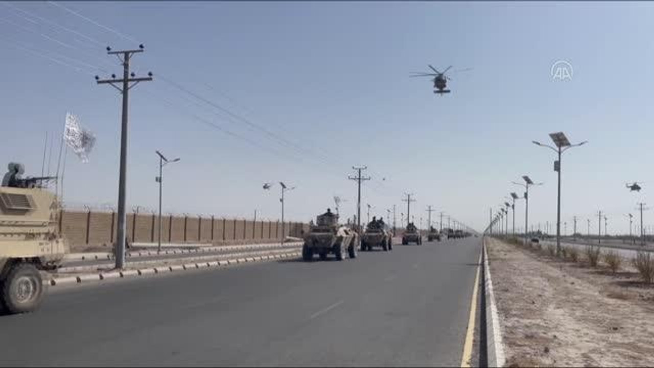 Taliban Kandahar vilayetinde askeri geçit töreni düzenledi