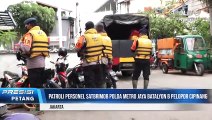 Satbrimob Polda Metro Jaya Diterjunkan Pantau Banjir Kampung Melayu