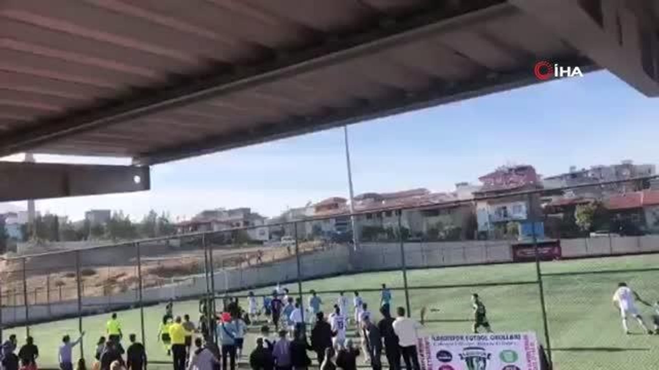 Yeşil saha boks ringine döndü, tekme ve yumruklar havada uçuştu