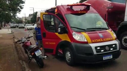 Rapaz de 20 anos fica ferido após colisão de trânsito na Rua Rio da Paz, em Cascavel